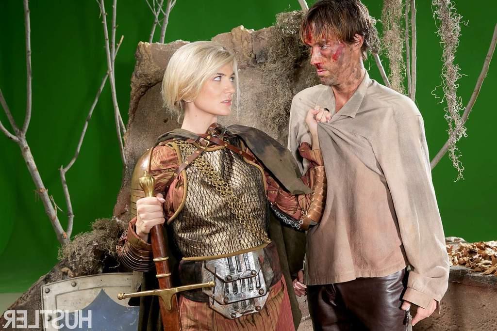 12P Amanda Tate, une blonde platine, séduit un homme dans sa tenue de guerrière.