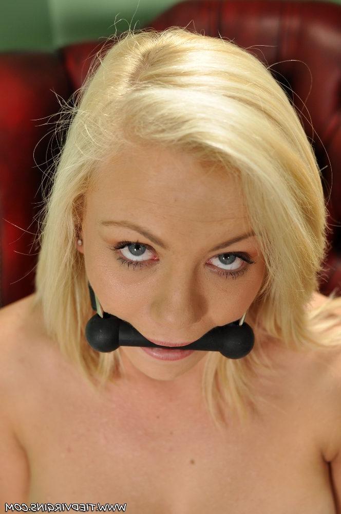 12P La rubia en topless Sarah Jane luce una mordaza mientras está atada por las muñecas y los tobillos.