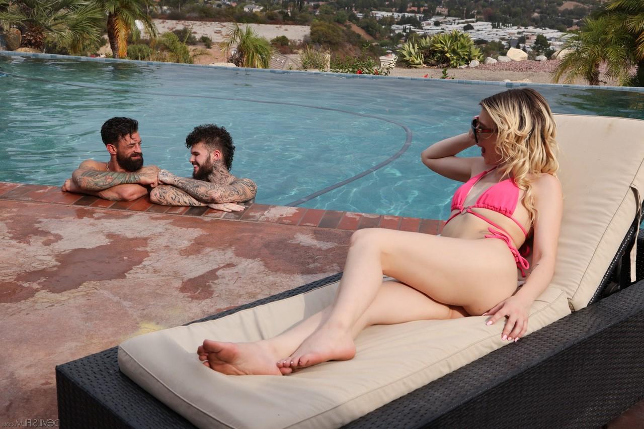 15P Die sexy Blondine Minxx Marley hat Dreiersex mit bisexuellen Männern