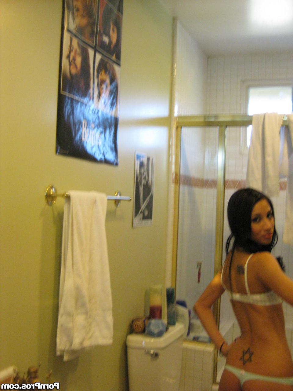 17P Pequena boneca latina de cabelos escuros Aries Stone posando no quarto e no banheiro