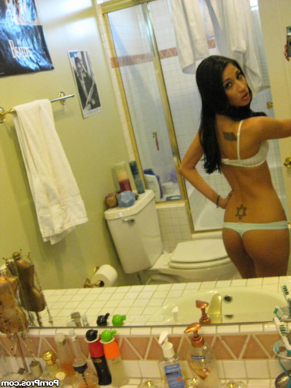 17P Pequena boneca latina de cabelos escuros Aries Stone posando no quarto e no banheiro