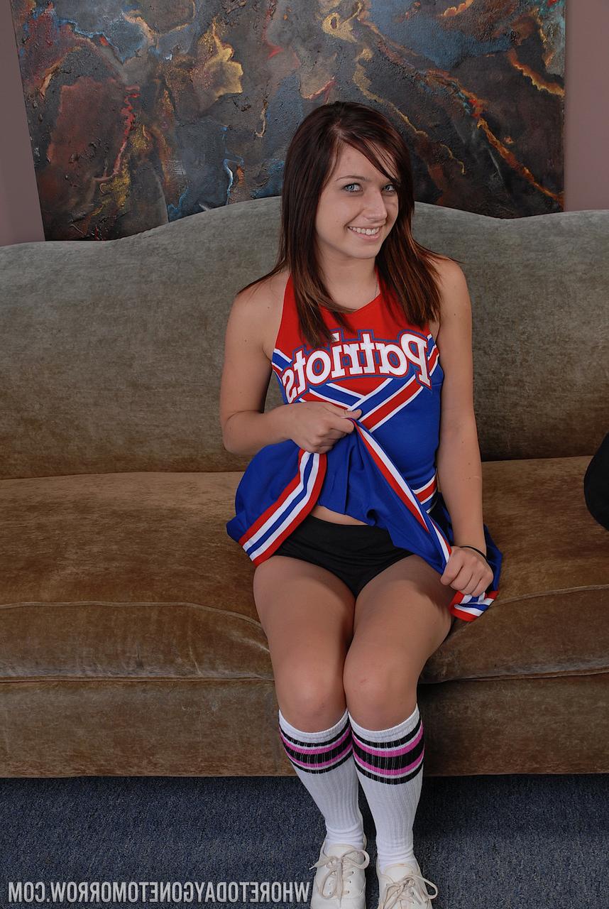 20P 42 yo cheerleader Mary Jane toying her wet shaved pussy to orgasm