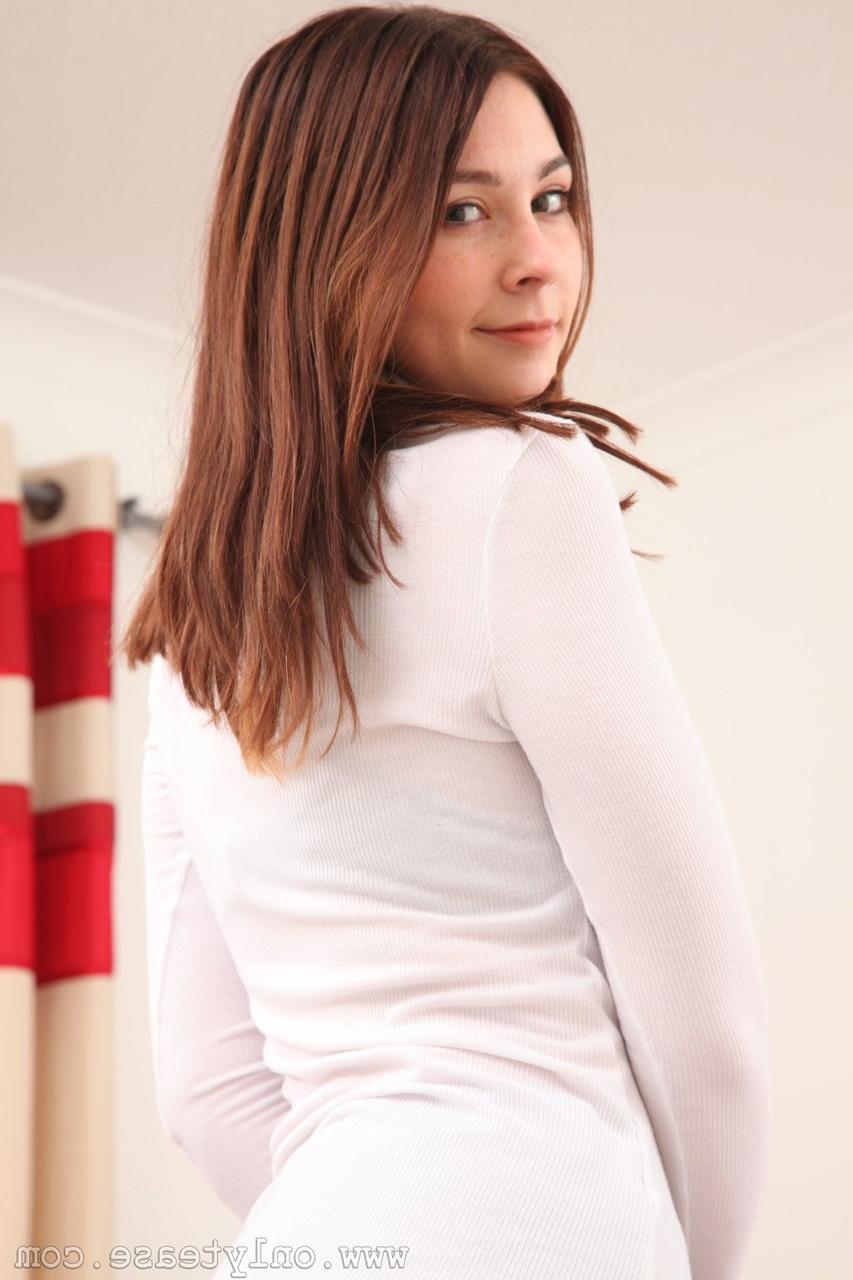 20P A princesa inocente Lauren Chelsea mostra seus seios naturais e poses em meia-calça