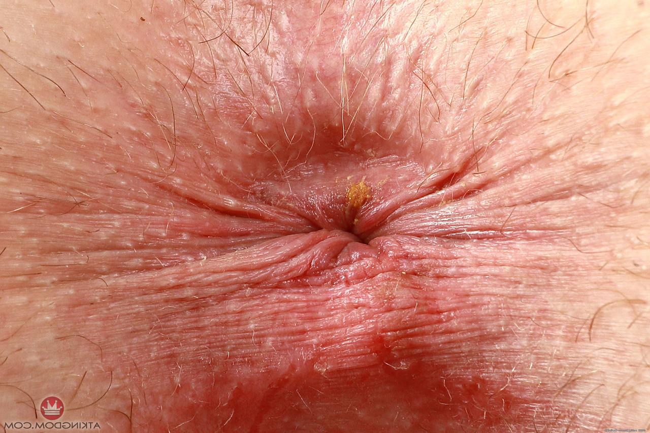 20P La fille bien roulée Alex Kane exhibe son gros cul et écarte sa délicieuse chatte de près.