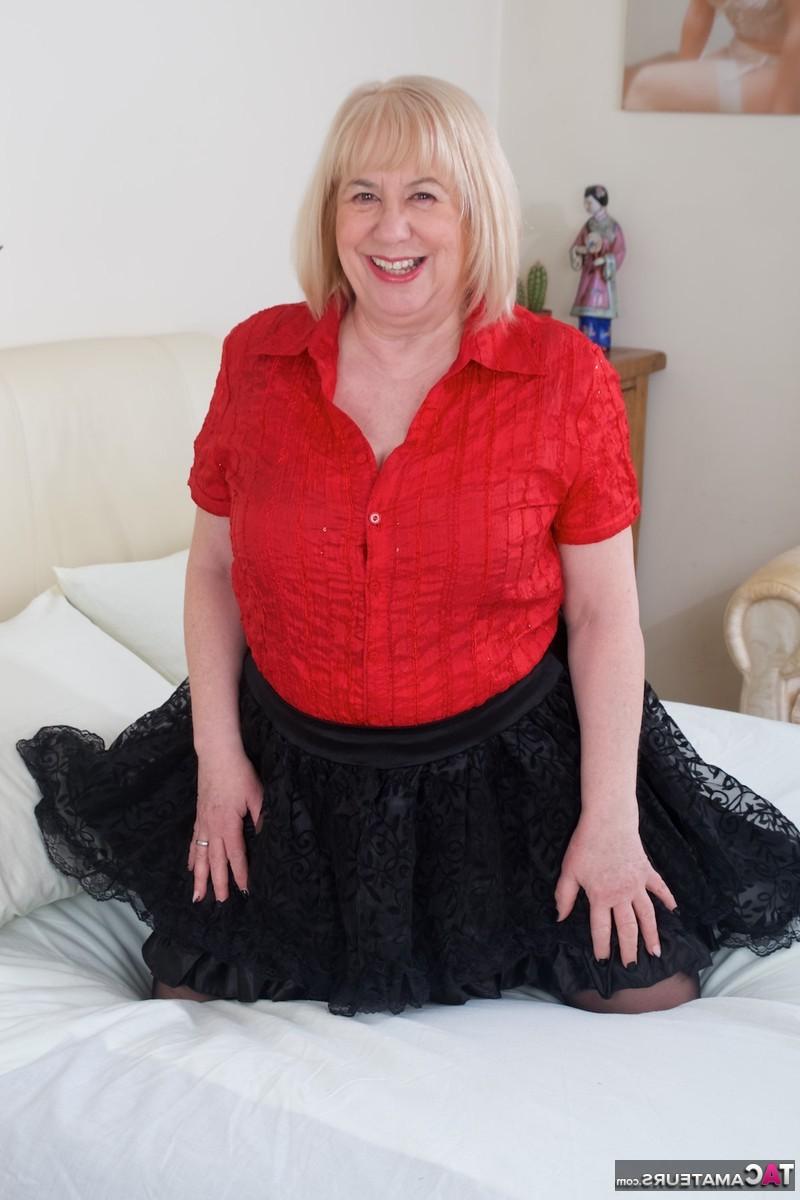 16P A mais velha Speedy Bee britânica gorda fica só com roupas íntimas e meias na cama