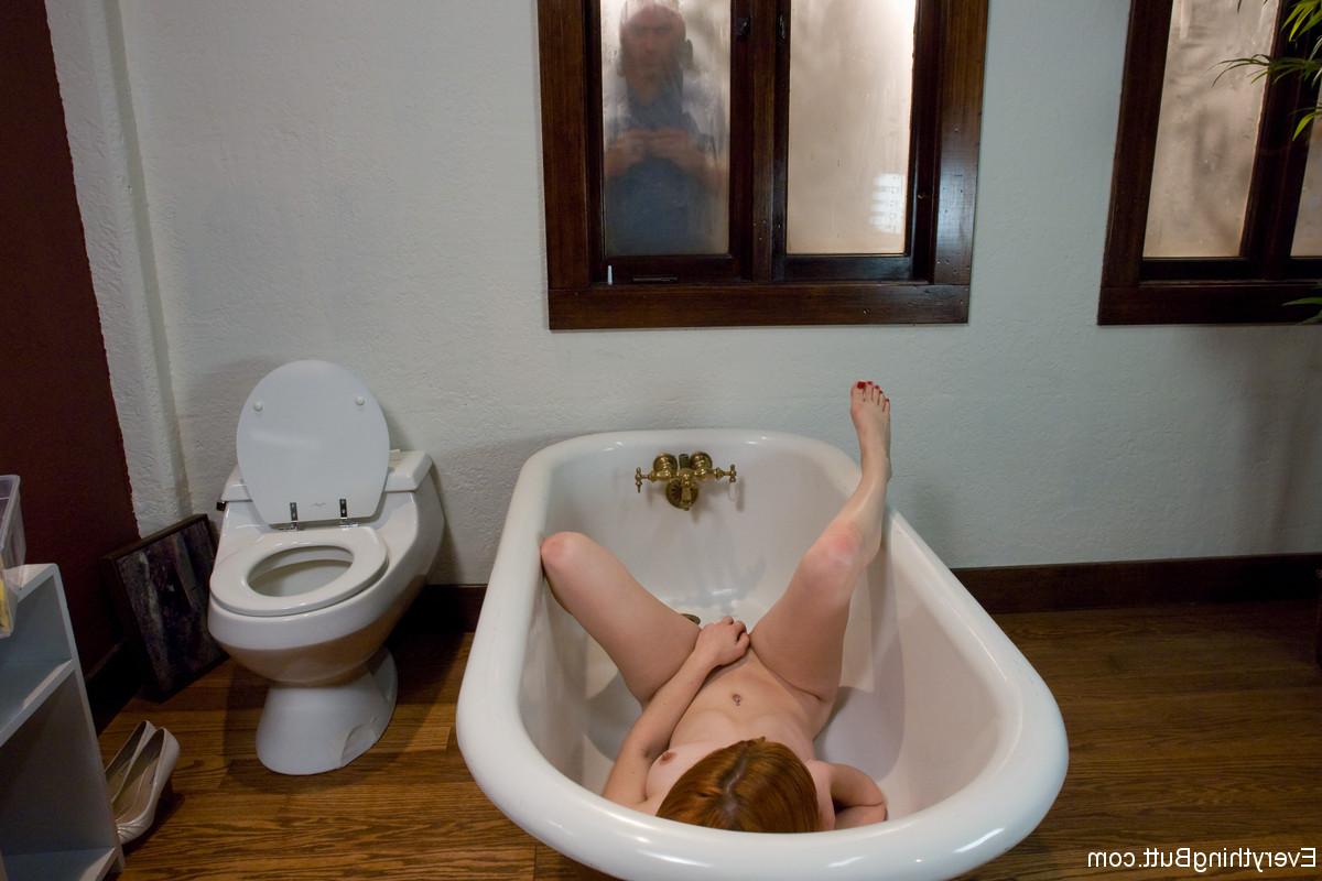 20P Redheaded beauty Calico playing with her hungry pussy in the bathtub