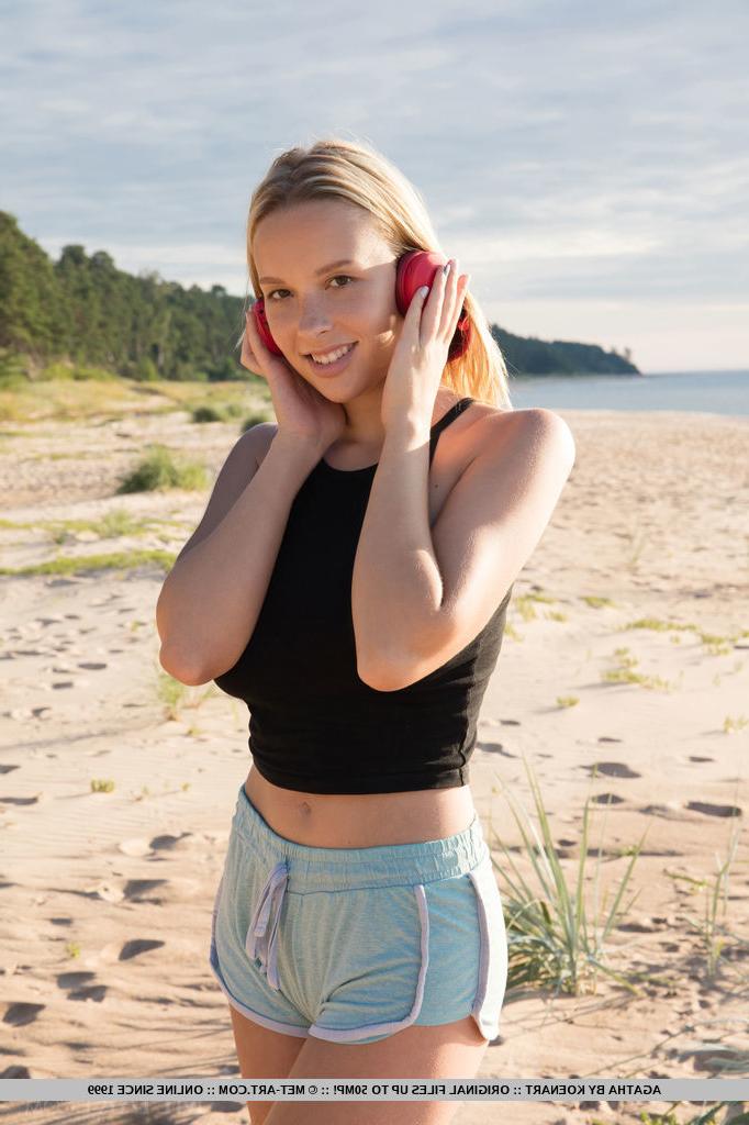 18P Joven rubia con grandes tetas muestra su suave coño en la playa
