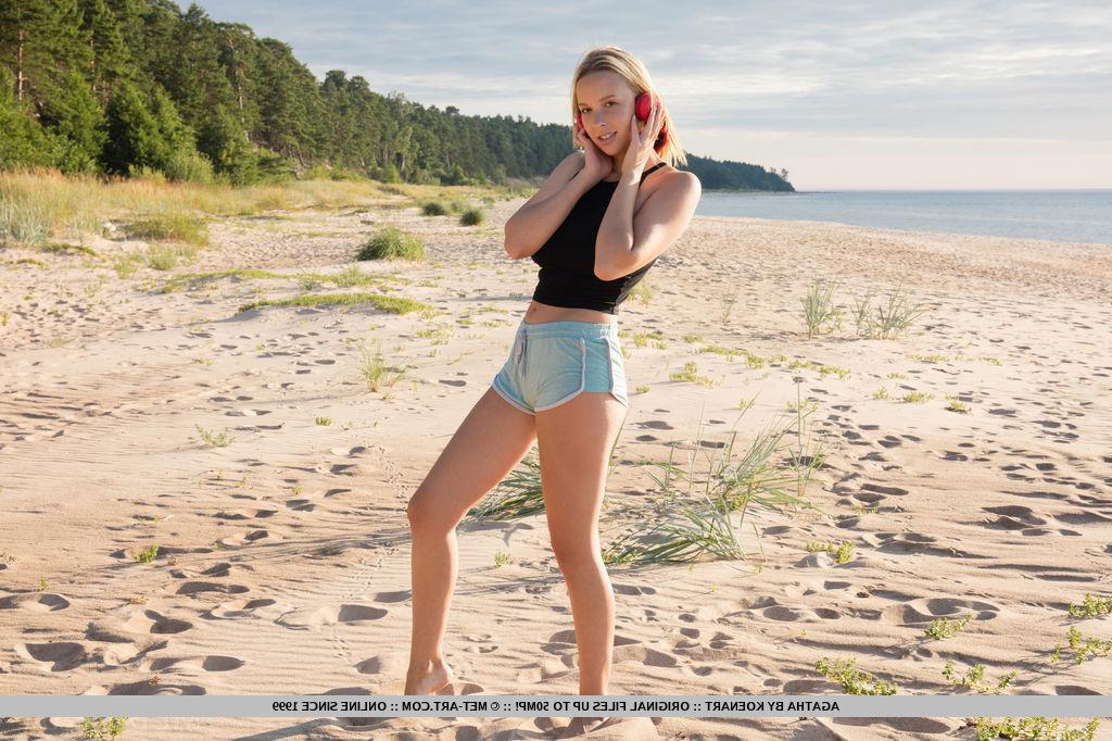 18P Joven rubia con grandes tetas muestra su suave coño en la playa
