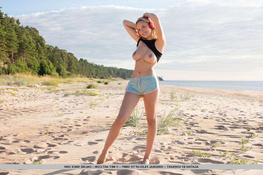 18P Joven rubia con grandes tetas muestra su suave coño en la playa
