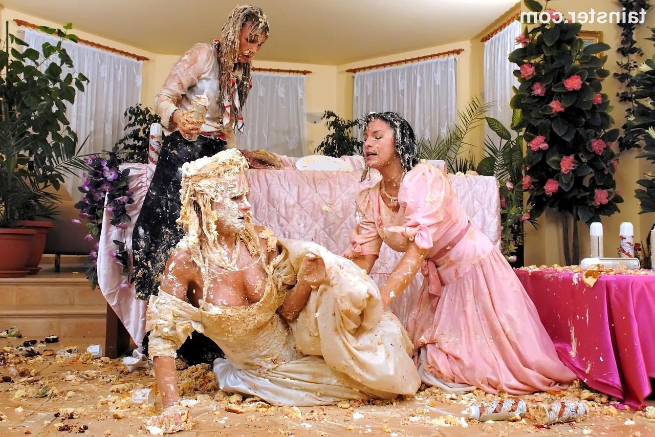15P Le mariage lesbien prend une tournure compliquée lors d'une bataille de nourriture entièrement habillée