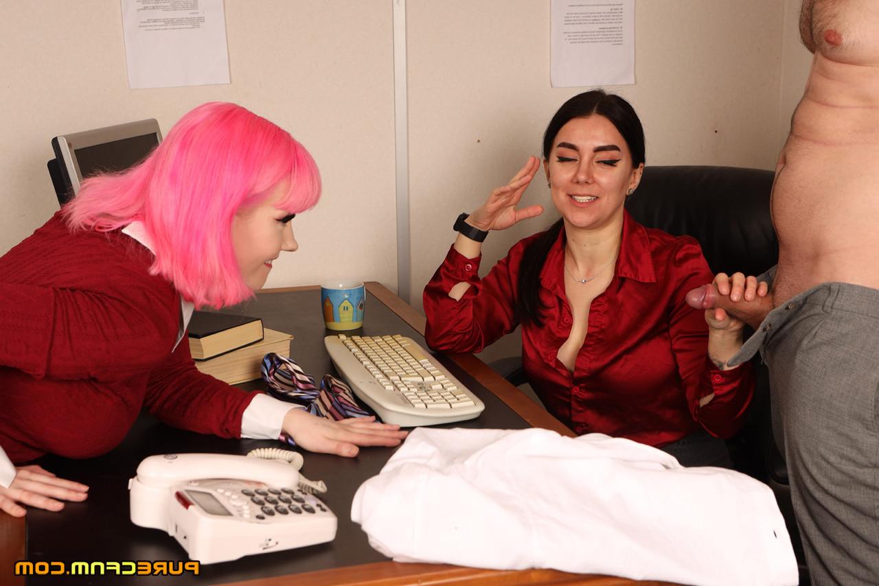 20P Evie Rees & Viktoria Quinn giving a double BJ in an CFNM office threesome