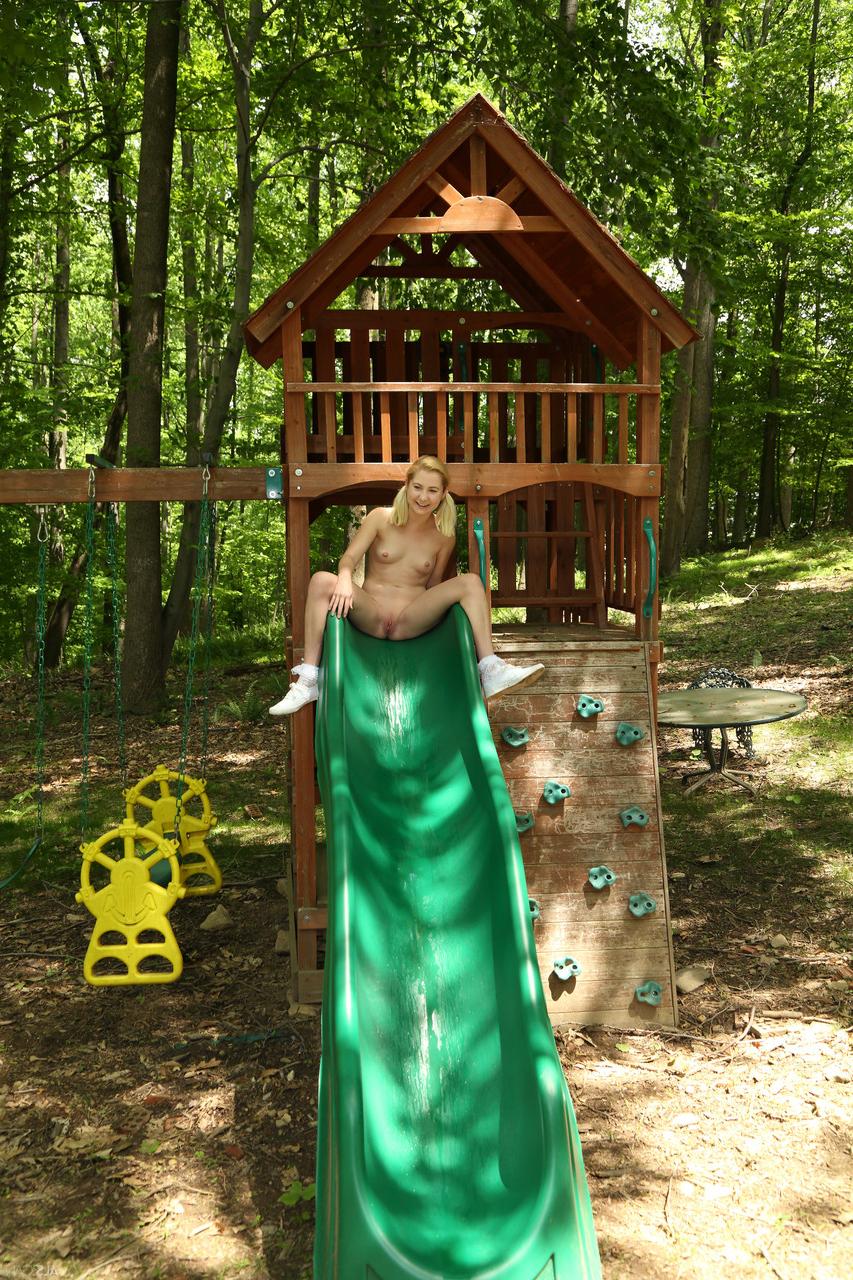 20P Die blonde Teenagerin Odette Delacroix spielt nackt auf dem Spielplatz und pinkelt auf die Rutsche