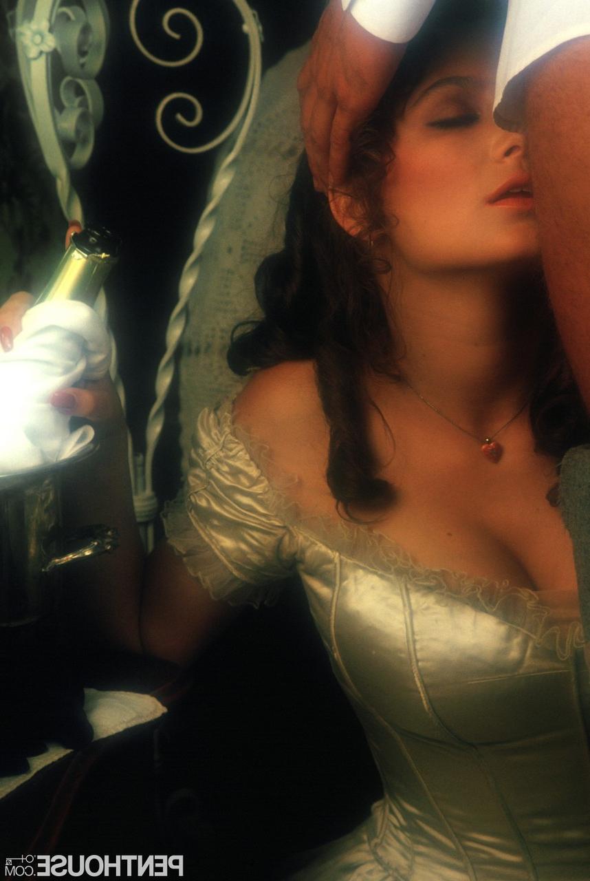 19P La brune Carla Russell montre ses seins juteux dans une scène de sexe sensuelle.