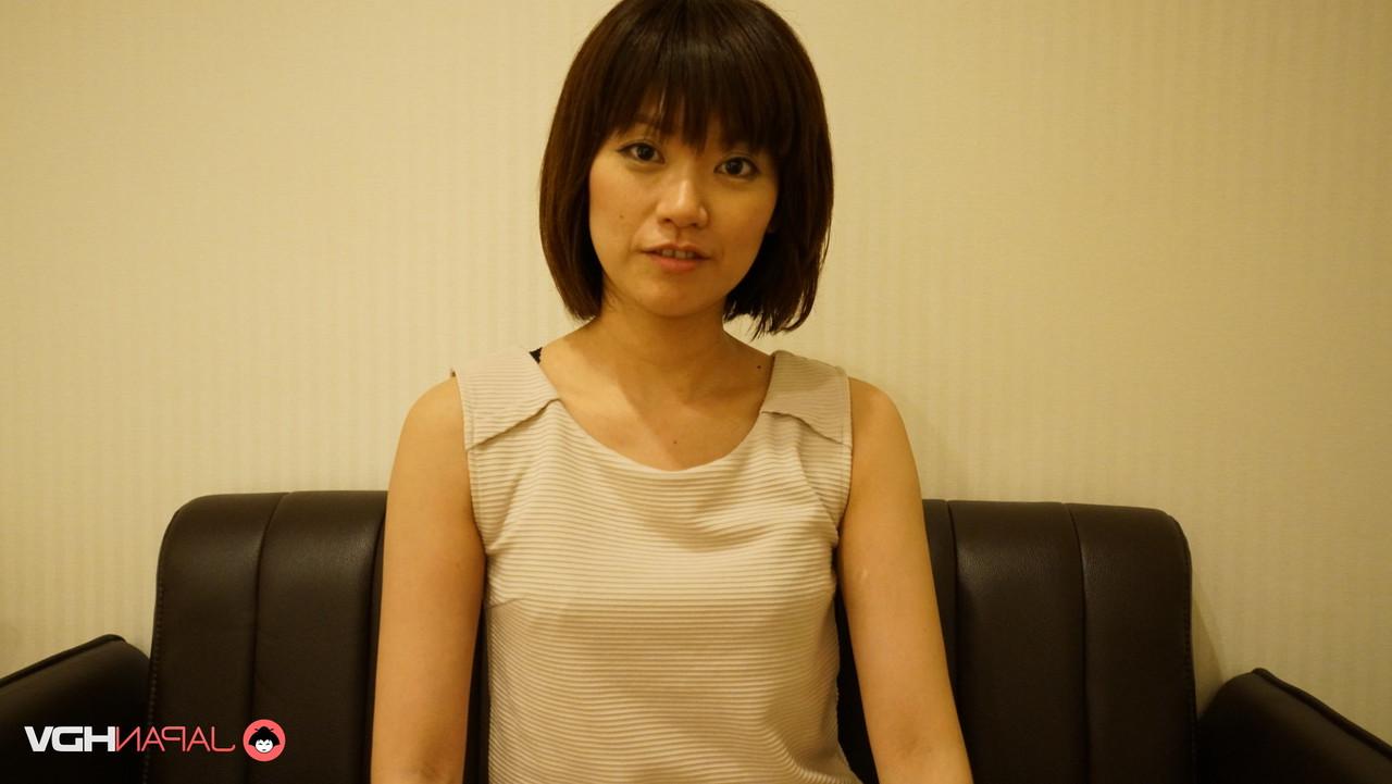 15P A linda garota japonesa Sarina fica de quatro enquanto está totalmente vestida