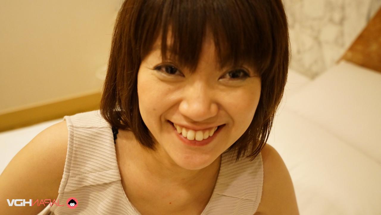 15P A linda garota japonesa Sarina fica de quatro enquanto está totalmente vestida
