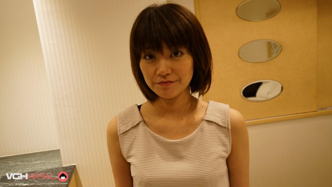 15P A linda garota japonesa Sarina fica de quatro enquanto está totalmente vestida