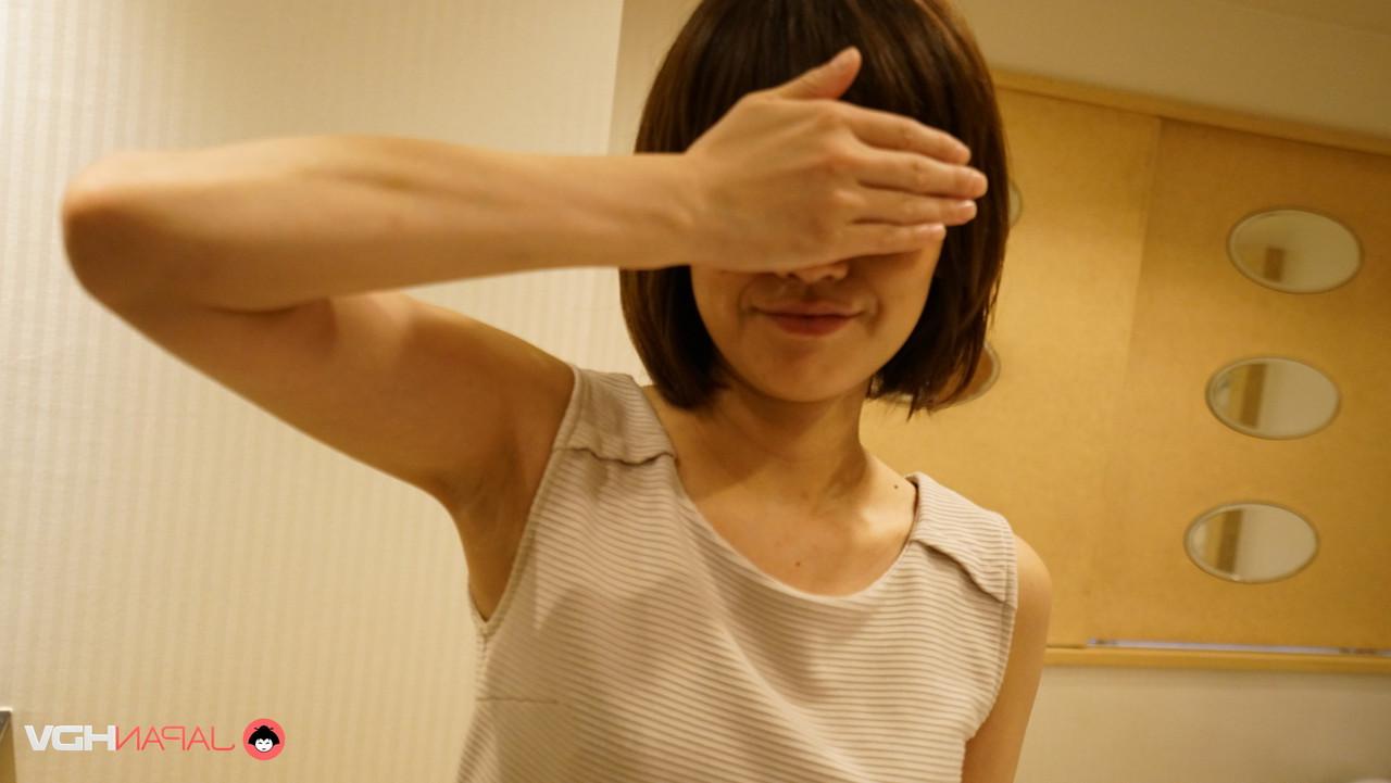 15P A linda garota japonesa Sarina fica de quatro enquanto está totalmente vestida