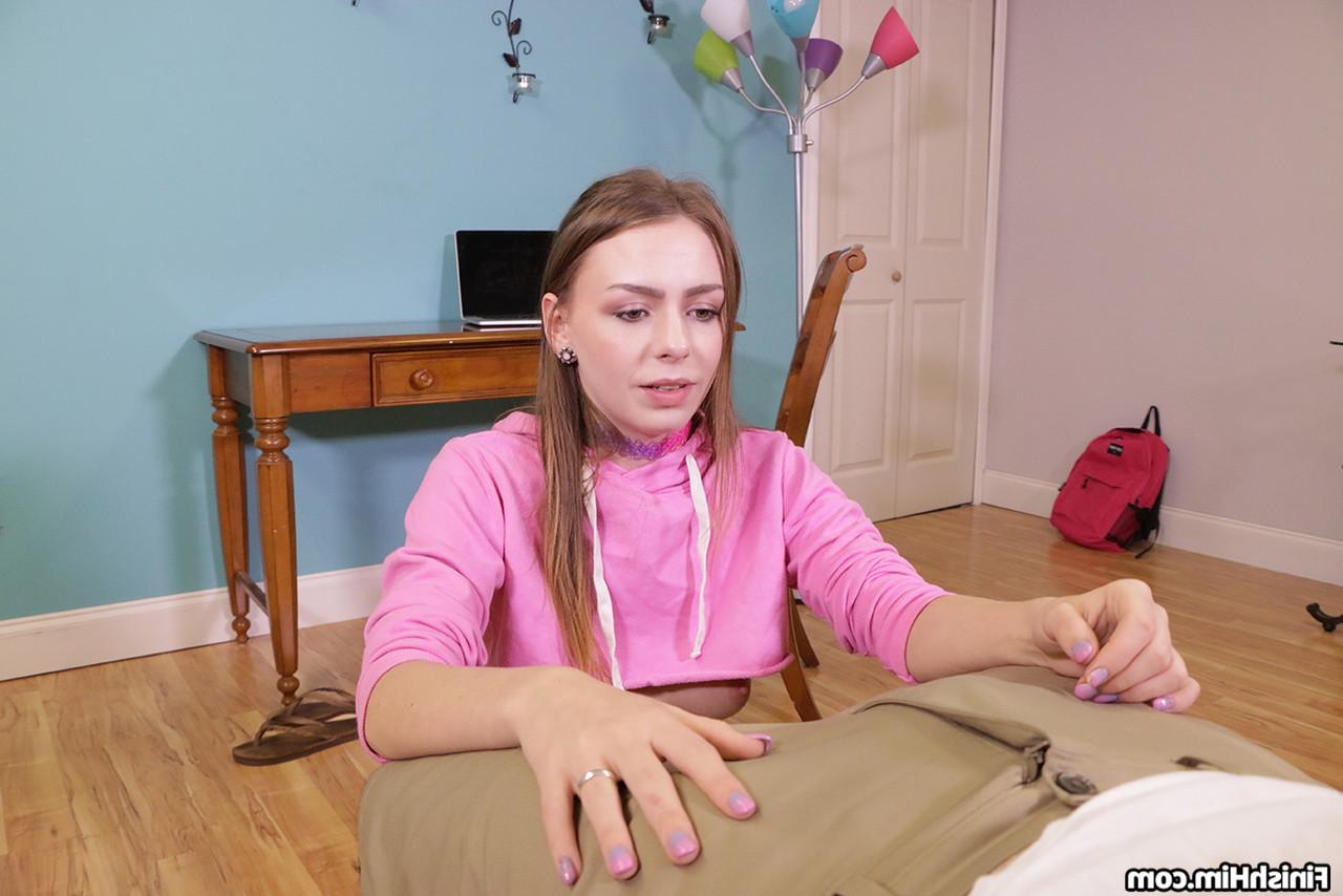 12P A adolescente Alex Blake expõe seus peitos enquanto masturba um pau
