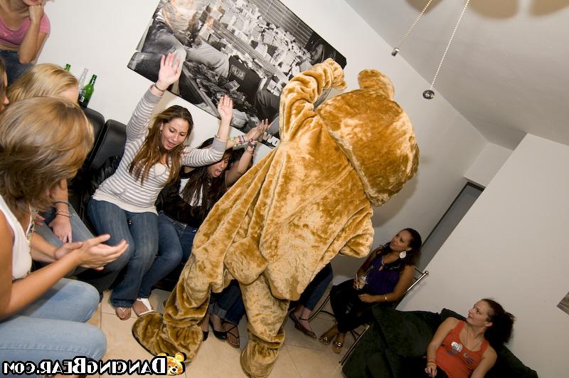16P Bebês vestidos têm a boca fodida com força por um urso dançarino em uma festa
