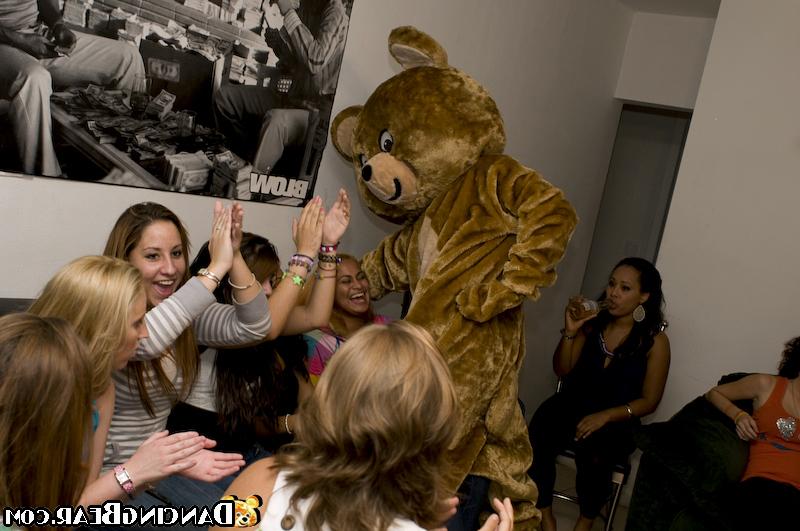 16P Bebês vestidos têm a boca fodida com força por um urso dançarino em uma festa