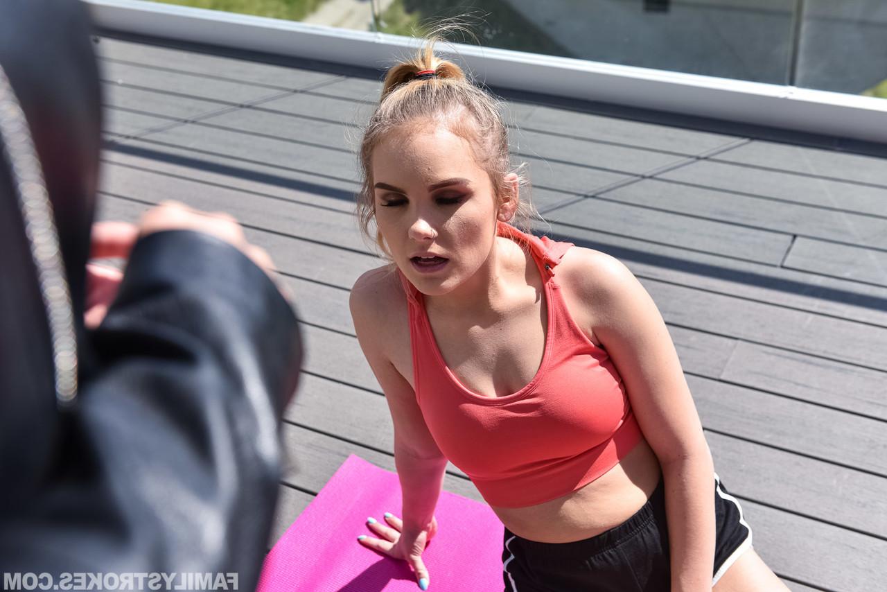 20P La joven traviesa Natalie Knight tiene sexo duro y salvaje con su padrastro