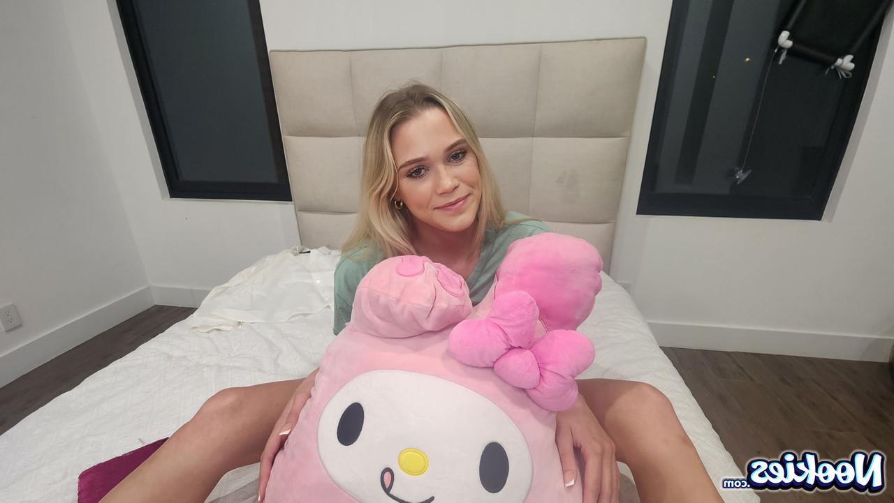 15P A adolescente loira Chloe Rose ostenta um creampie para concluir o sexo POV