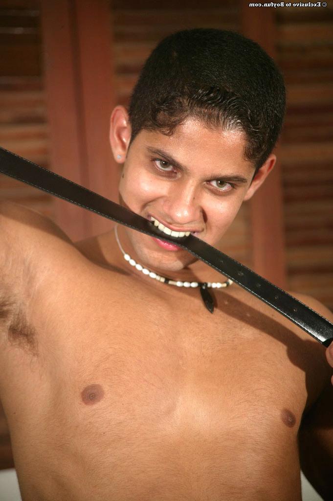20P El latino gay caliente Anderson habla por teléfono mientras juega con su polla sin cortar