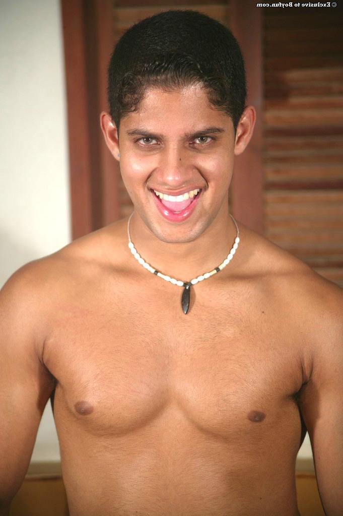 20P El latino gay caliente Anderson habla por teléfono mientras juega con su polla sin cortar