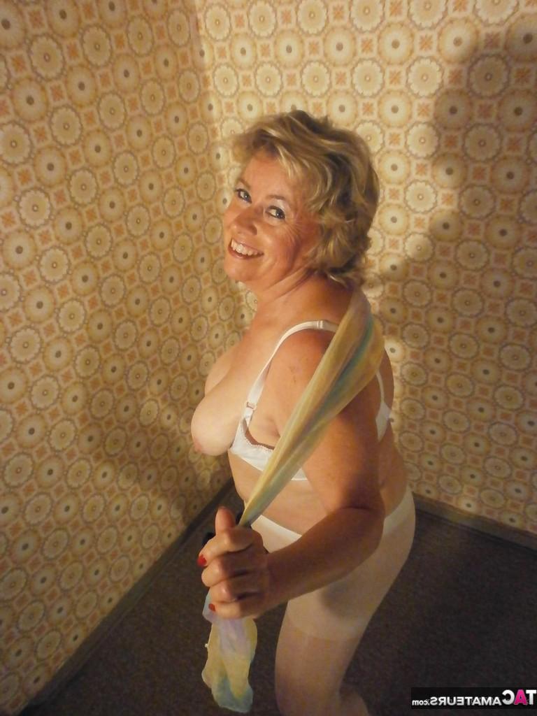 20P La vieja caro muestra sus grandes tetas naturales en pantimedias blancas