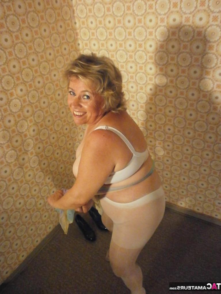 20P La vieja caro muestra sus grandes tetas naturales en pantimedias blancas