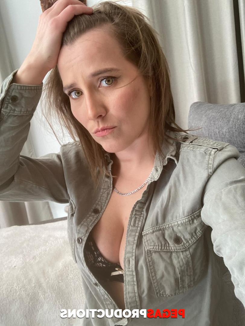 11P Morena sexy MILF Becka Benty expõe seus lindos peitos grandes e poses