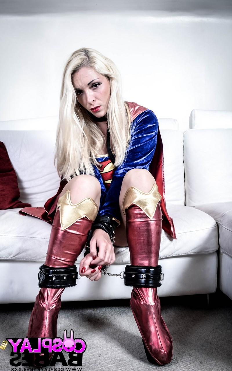 14P A garota loira platinada Victoria Summers é transada em uma roupa de Superman