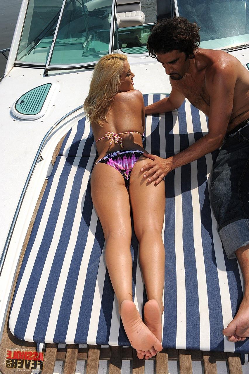 17P Rubia tetona rumana Queen Christin follada anal y facial en un barco