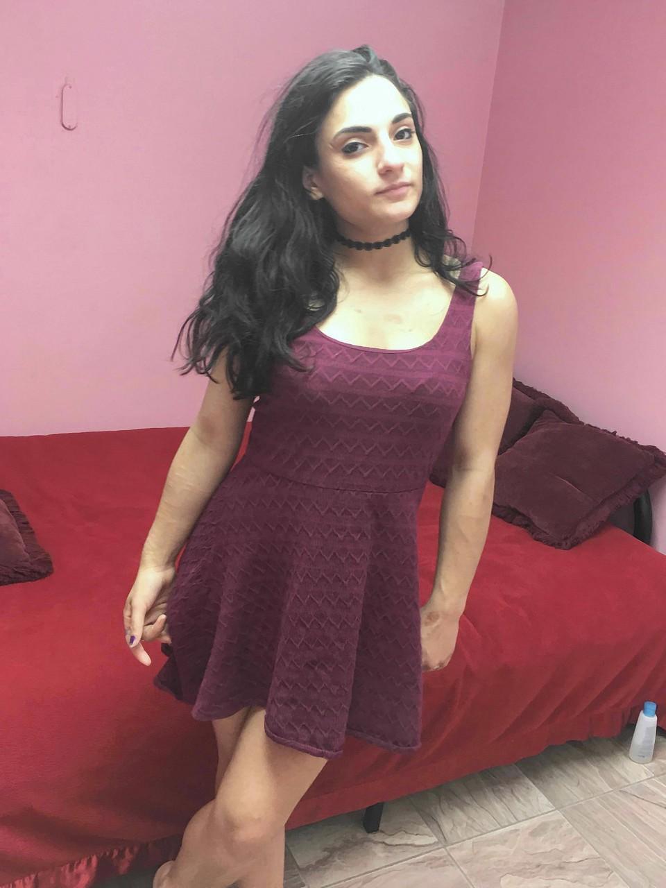 20P A gata excitada Violet Sky mostra sua buceta raspada de perto enquanto se dedilha