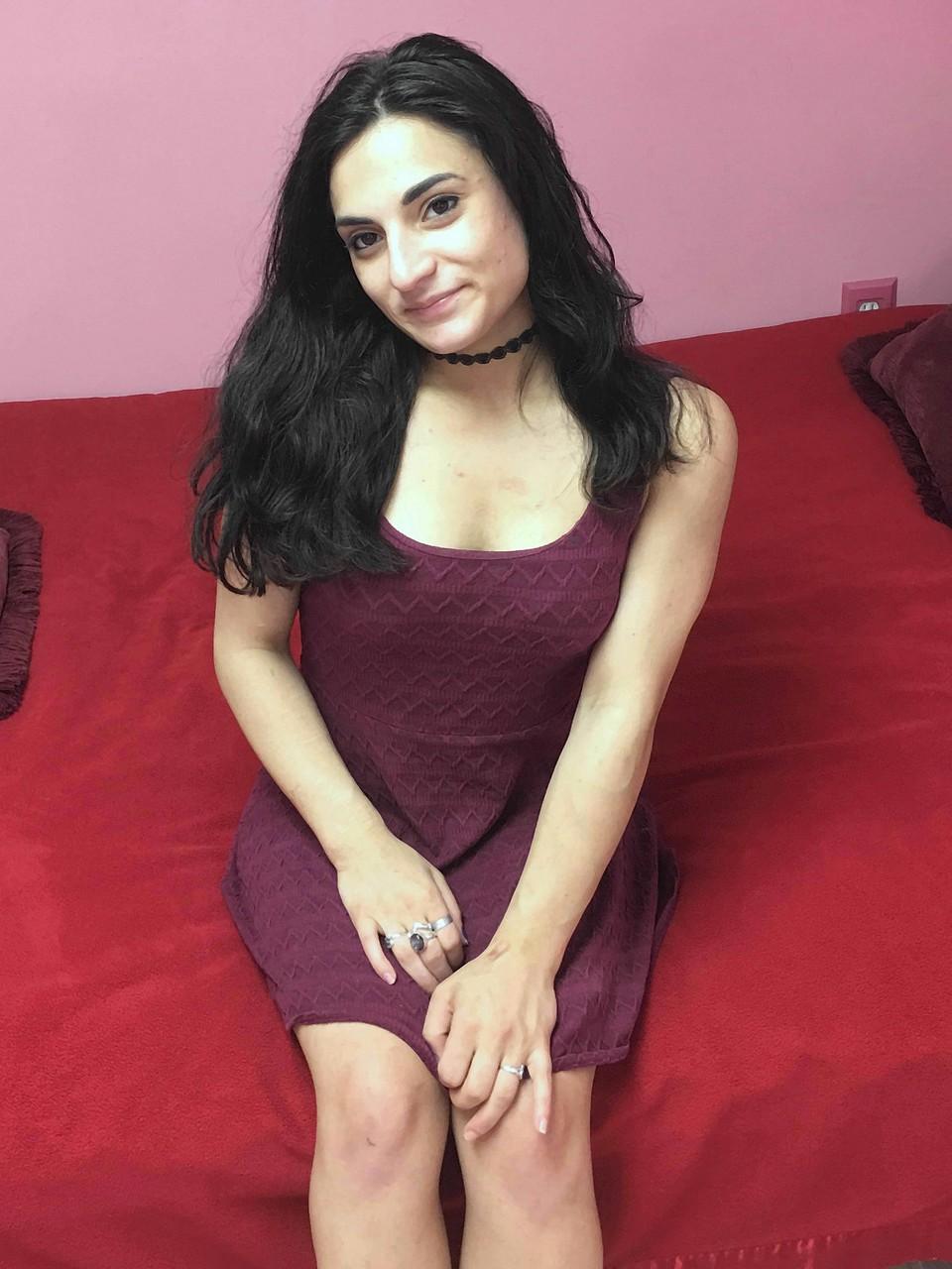 20P A gata excitada Violet Sky mostra sua buceta raspada de perto enquanto se dedilha