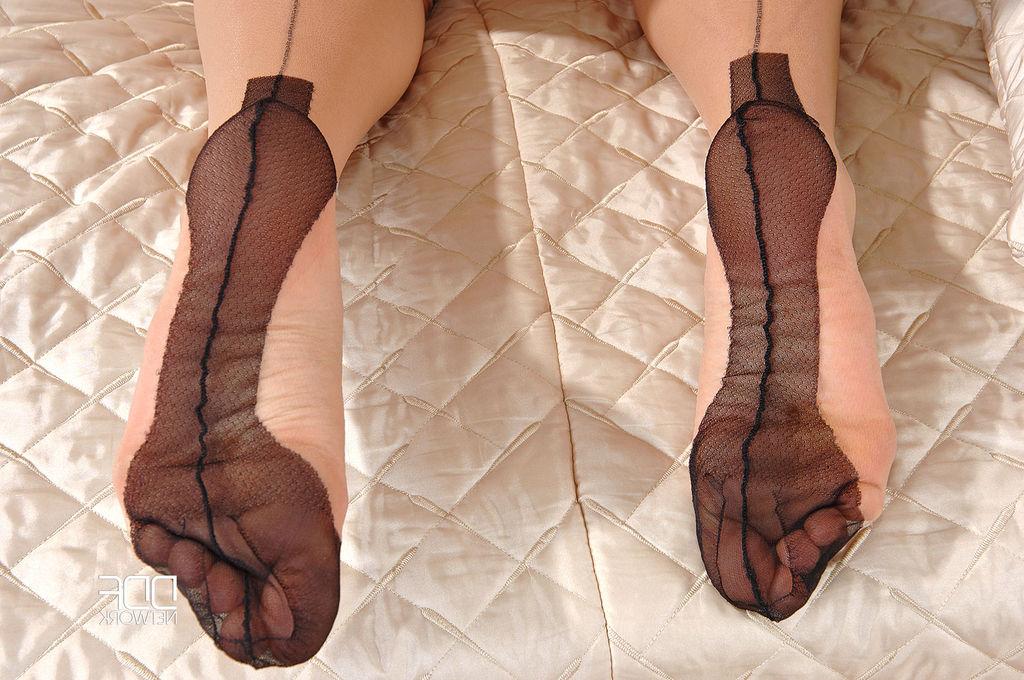 16P As estrelas pornôs Cherry Jul e Kassey Krystal fazem anal com os pés abrigados em nylons