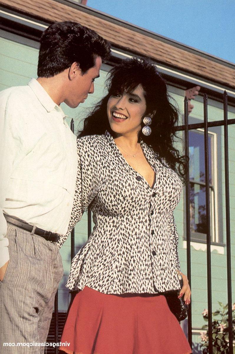 17P Estrela pornográfica escandinava com peitos grandes Rodox fode em uma cena vintage quente