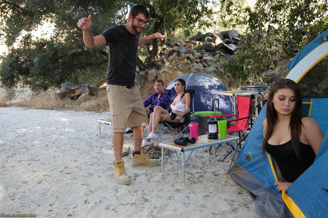 17P Las morenas cachondas Karlee Grey y JoJo Kiss chupan y follan en un trío en un campamento