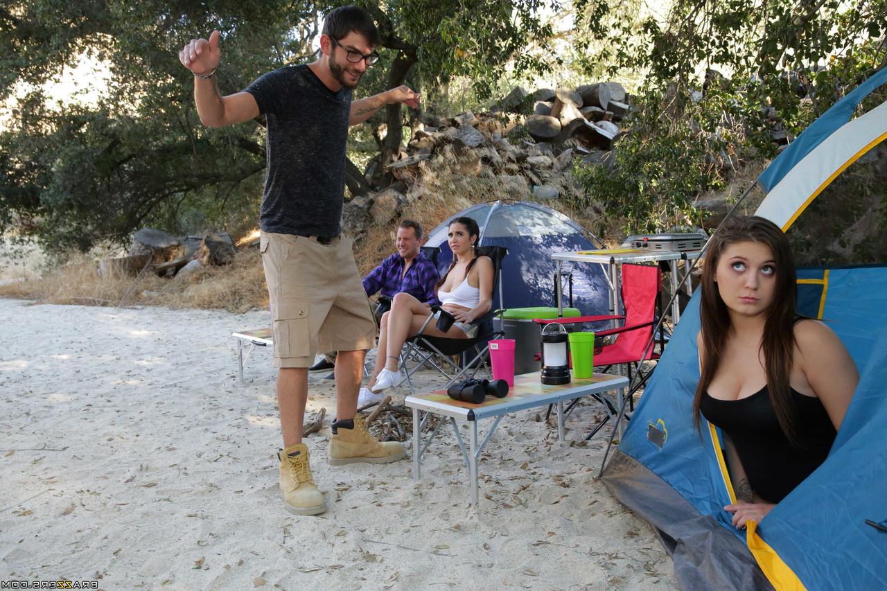 17P Las morenas cachondas Karlee Grey y JoJo Kiss chupan y follan en un trío en un campamento