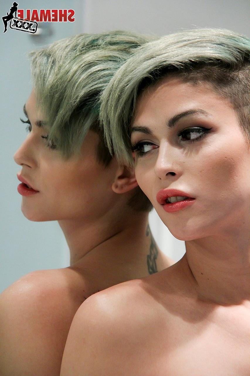 16P Travesti gostosa Domino Presley mostra seus peitos grandes e sua bunda linda no banheiro