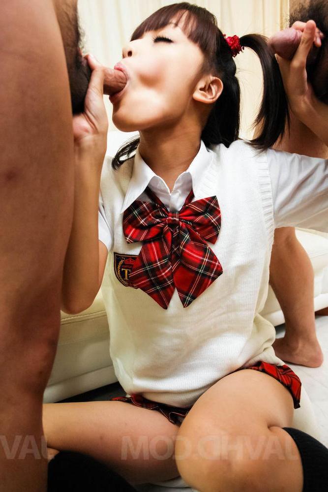 12P Die japanische Süße Rin Yuzuki spielt mit ihrem Arschloch und sorgt gleichzeitig für Oralsex