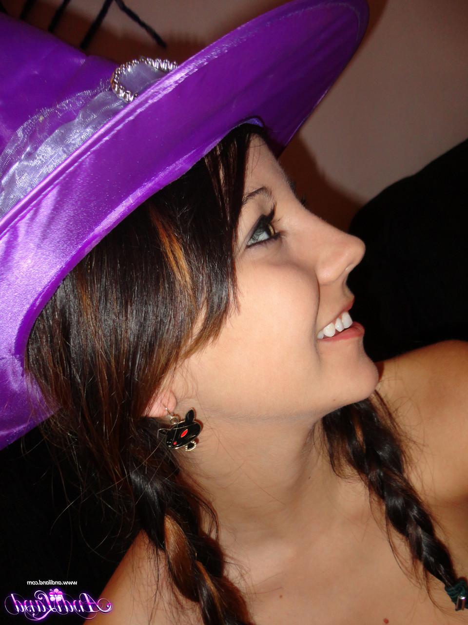 15P A adolescente amadora Andi Land brinca durante a ação de upskirt em uma roupa de Halloween