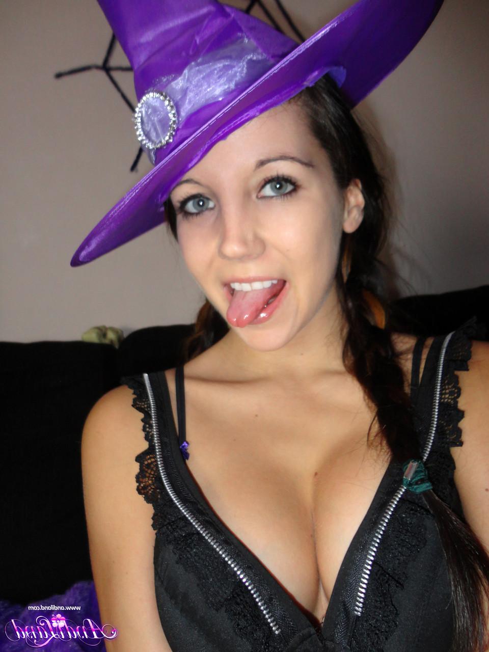 15P A adolescente amadora Andi Land brinca durante a ação de upskirt em uma roupa de Halloween