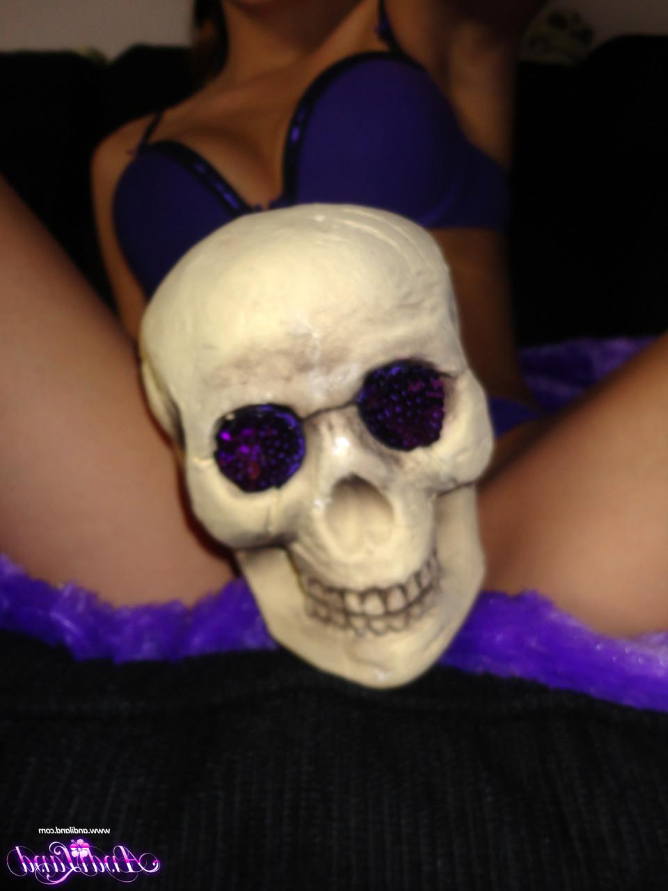 15P A adolescente amadora Andi Land brinca durante a ação de upskirt em uma roupa de Halloween