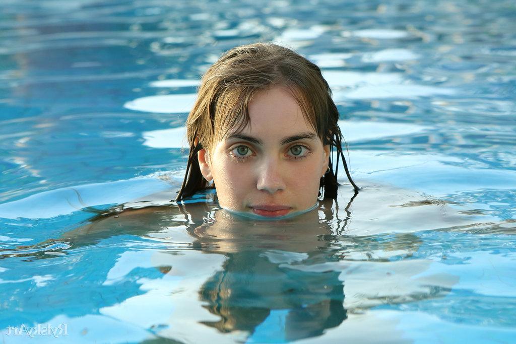 16P A bela jovem Sofy Bee vai dar um mergulho nu em uma piscina no quintal