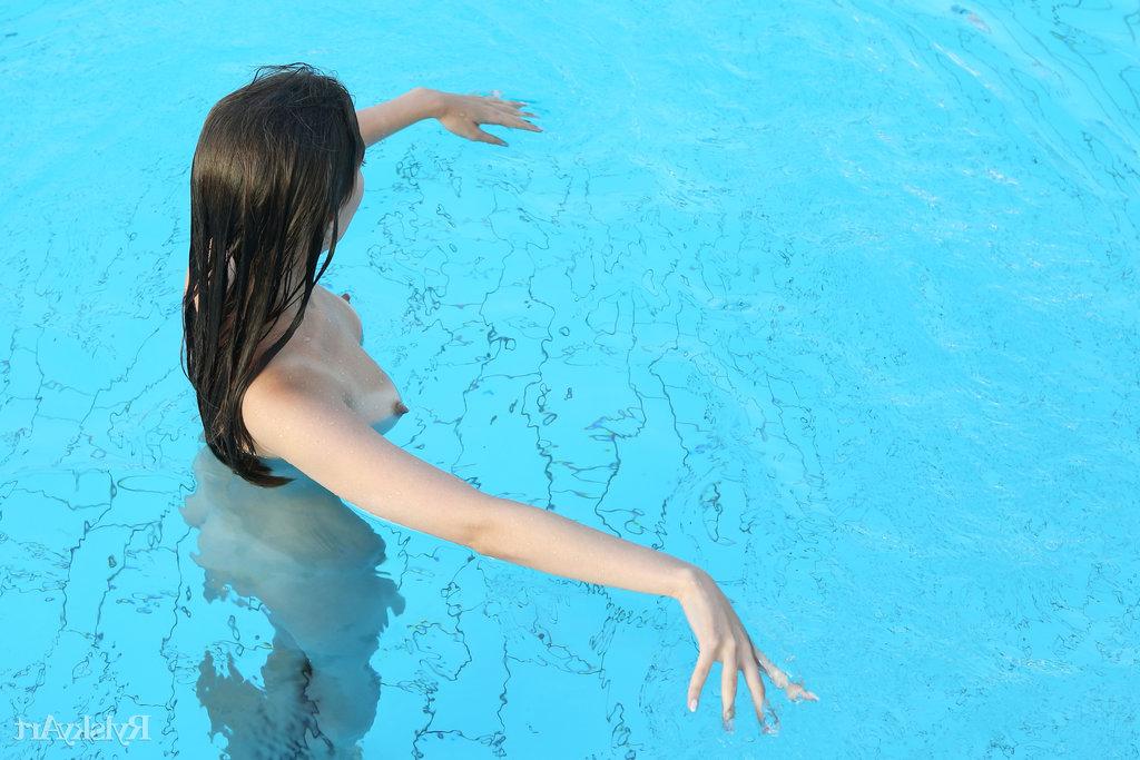 16P A bela jovem Sofy Bee vai dar um mergulho nu em uma piscina no quintal