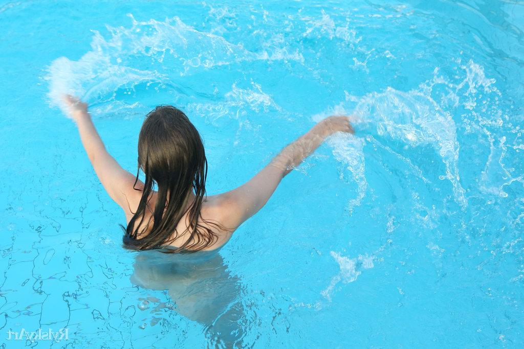 16P A bela jovem Sofy Bee vai dar um mergulho nu em uma piscina no quintal