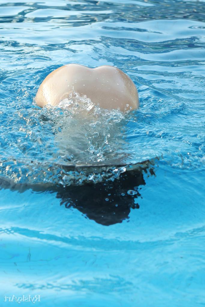 16P A bela jovem Sofy Bee vai dar um mergulho nu em uma piscina no quintal