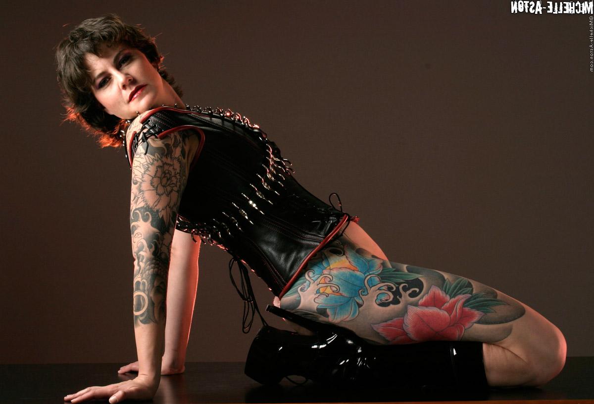 14P A morena tatuada Michelle Aston mostra sua buceta calva em roupas de fetiche