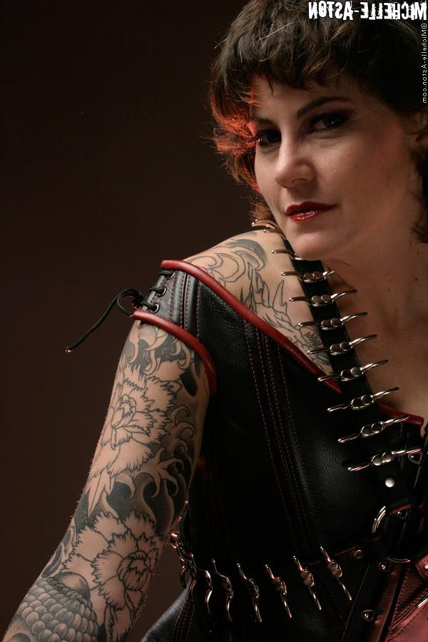 14P A morena tatuada Michelle Aston mostra sua buceta calva em roupas de fetiche